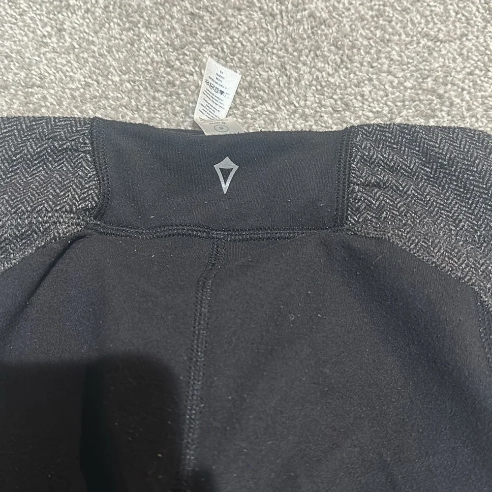 Ivivva by Lululemon black and‎ herringbone leggings girls size 8